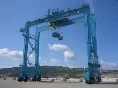 <b>60 吨轮胎式龙门吊能稳承重型货物吗</b>