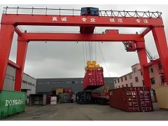 <b>集装箱门式起重机适应露天作业环境</b>