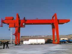 <b>包厢龙门吊需要加装哪些安全防护装置呢</b>